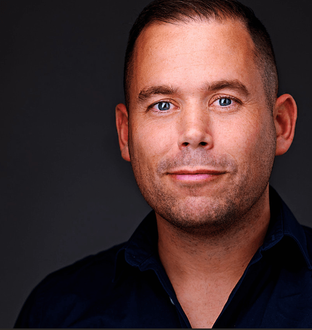 Joey, professionele leiderschapscoach in Limburg, begeleidt managers en teams